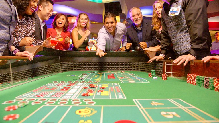 Uma porta dourada se abrindo, revelando um brilho intenso, simbolizando a entrada no Clube Elite.